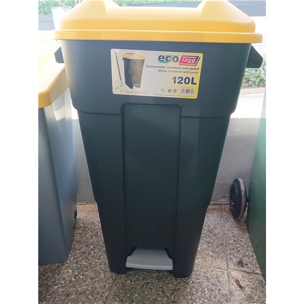 120 litros. Con pedal y ruedas.